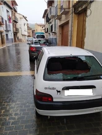 Imagen de Cinctorres en el que se aprecia la cantidad de coches con las lunas reventadas a causa del granizo.