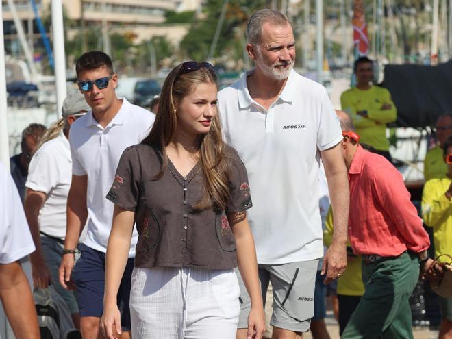 FOTOS | La Princesa Leonor sorprende al acudir con el Rey Felipe a la Copa del Rey de vela