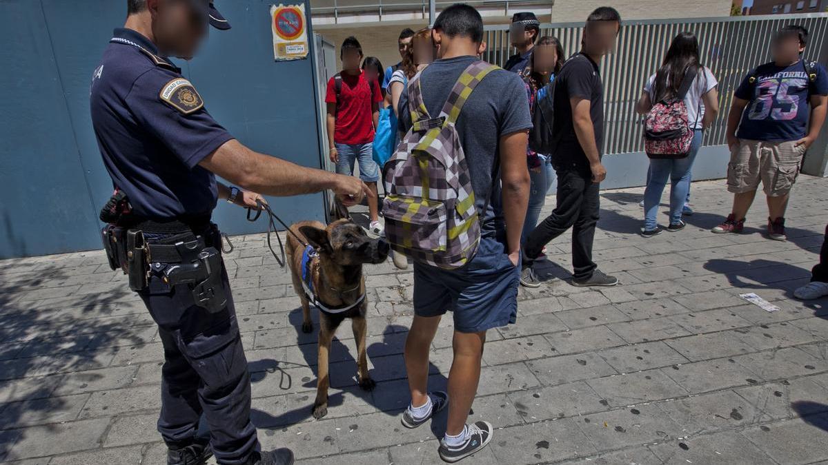 Los directores apuntan a la vigilancia policial y a las charlas como claves para prevenir el tráfico de drogas en los institutos