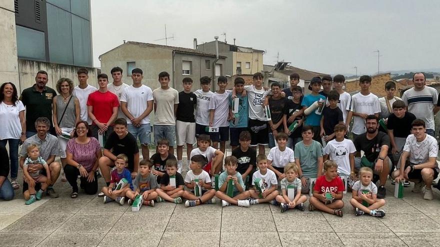 Foto de grup amb els esportistes reconeguts i amb els representants municipals | AJUNTAMENT DE SANT FRUITÓS