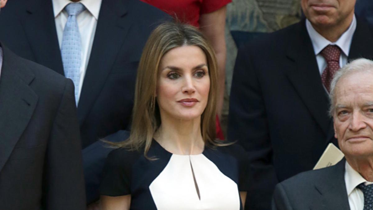 Doña Letizia con vestido negro de Carolina Herrera New York