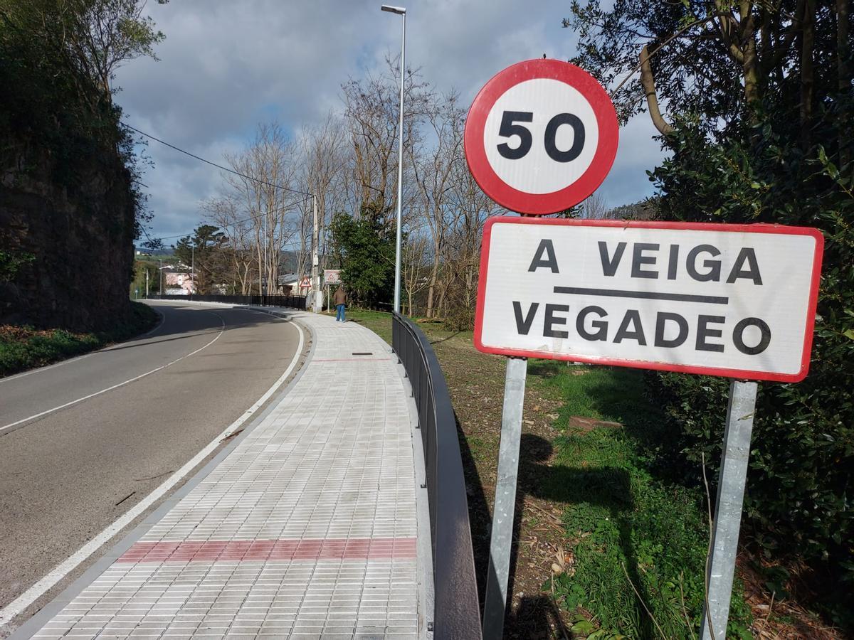 Un vecino caminando por la senda este jueves.
