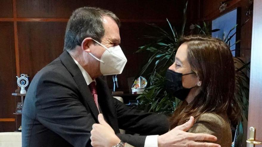 Caballero y Rey se abrazan, ayer, en el concello de Vigo. | // SALVADOR SAS