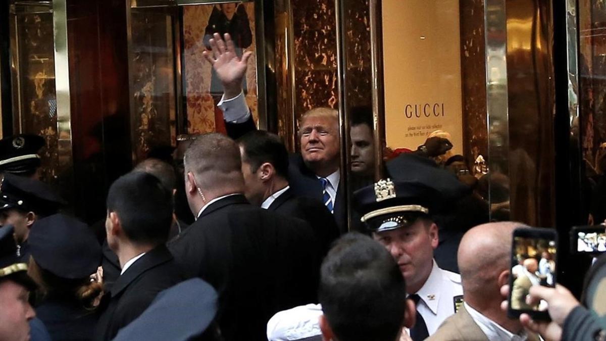 Trump saluda a sus seguidores desde la Trump Tower.