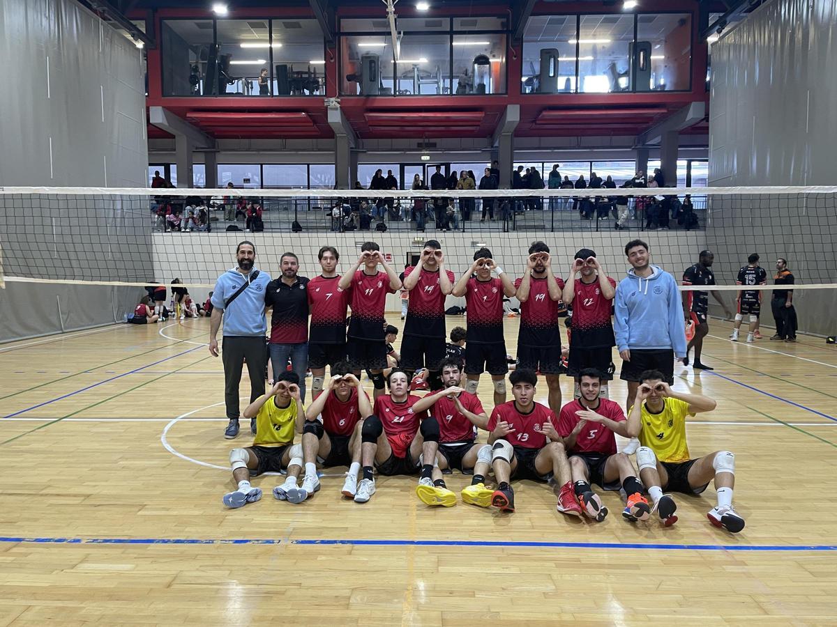 El conjunt manresà celebrant el triomf a la pista central de l'Ateneu