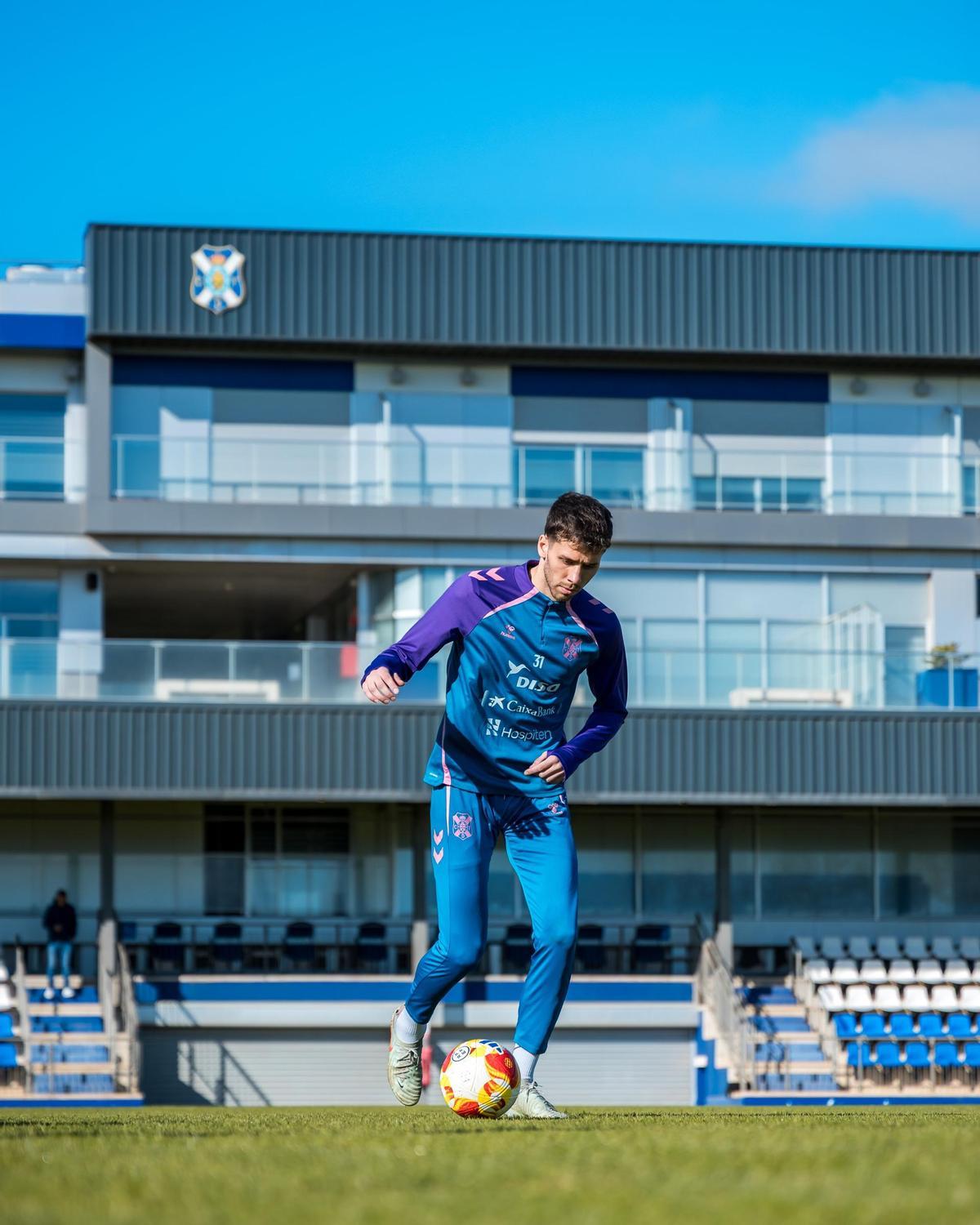 Gastón Valles, nuevo futbolista del CD Tenerife, durante el entrenamiento de este viernes en la Ciudad Deportiva.