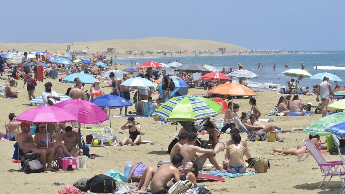 Turistas tomando el sol en la playa de Maspalomas.