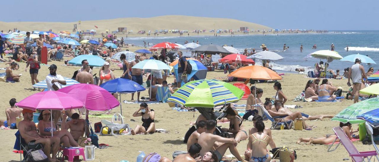 Turistas tomando el sol en la playa de Maspalomas | |