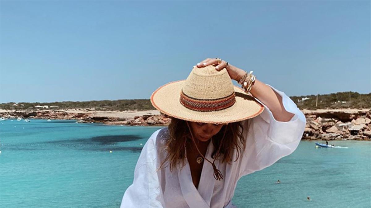 La 'influencer' Sara Escudero, Collage Vintage, con vestido blanco, sombrero de rafia y capazo de Loewe