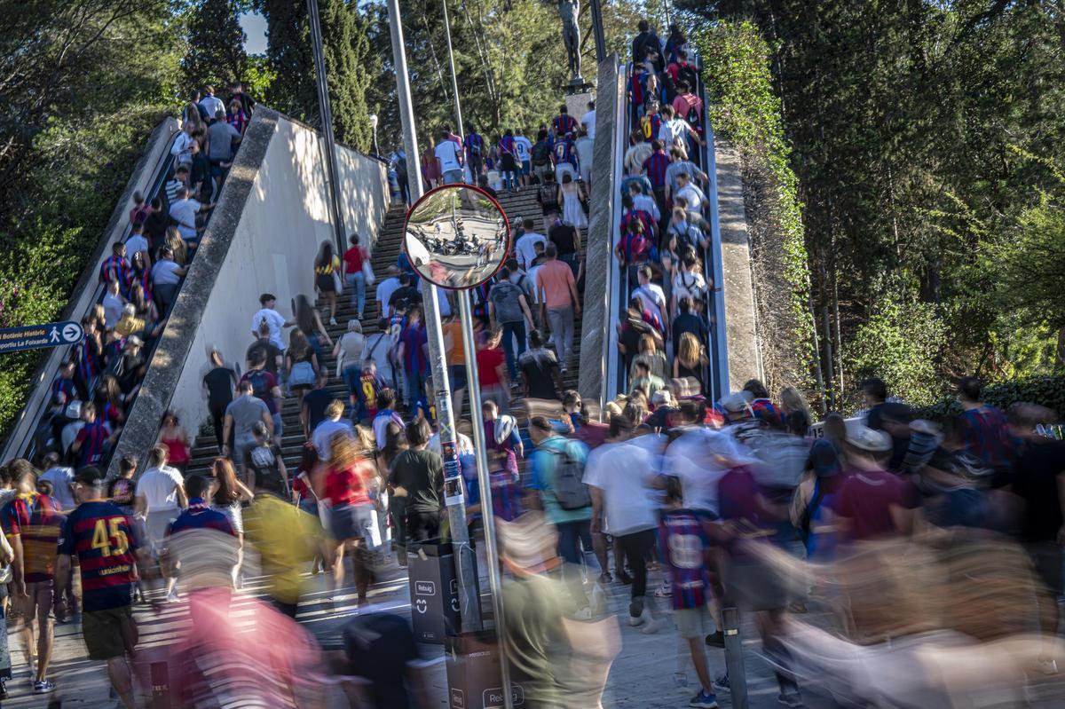 Aficionados del Barça suben por las escaleras de Montjuïc en dirección al Estadi Olímpic, coincidiendo con los actos de la Mercè.