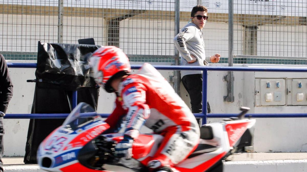 Dovizioso, el más rápido del día en Jerez, cruza la mirada con Márquez