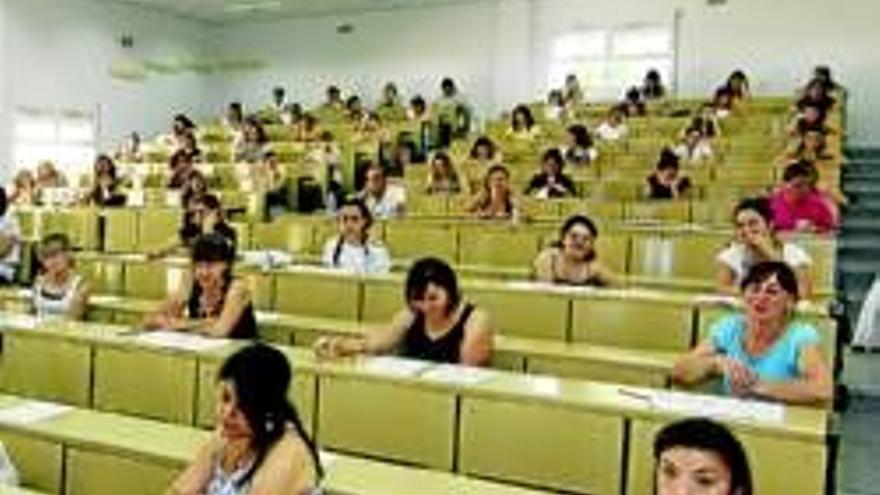 Dos mil personas se examinan para una bolsa de trabajo de la Junta