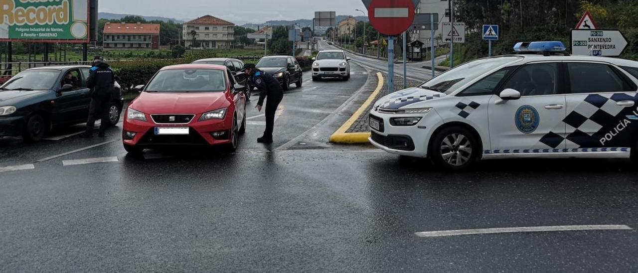 El control de carretera establecido por la Policía Local en Ardia, esta mañana.