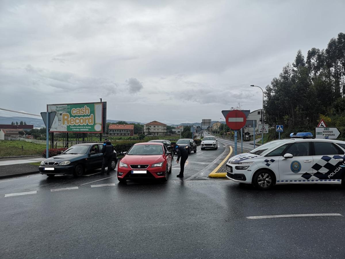 El control de carretera establecido por la Policía Local en Ardia, esta mañana.