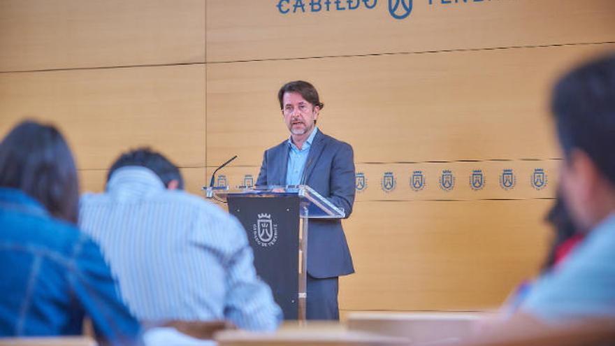 El presidente Carlos Alonso explicando los acuerdos del Consejo de Gobierno.