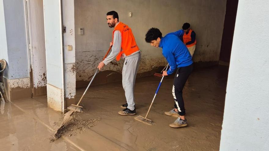 Integrantes del Centro Cultural Islámico de Alzira ayudando en tareas de limpieza en Guadassuar tras la DANA.