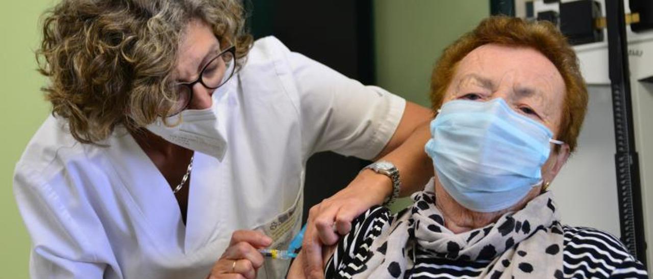 Una vecina de Bueu recibe la dosis de refuerzo contra el coronavirus en el centro de salud.   | // G.N.