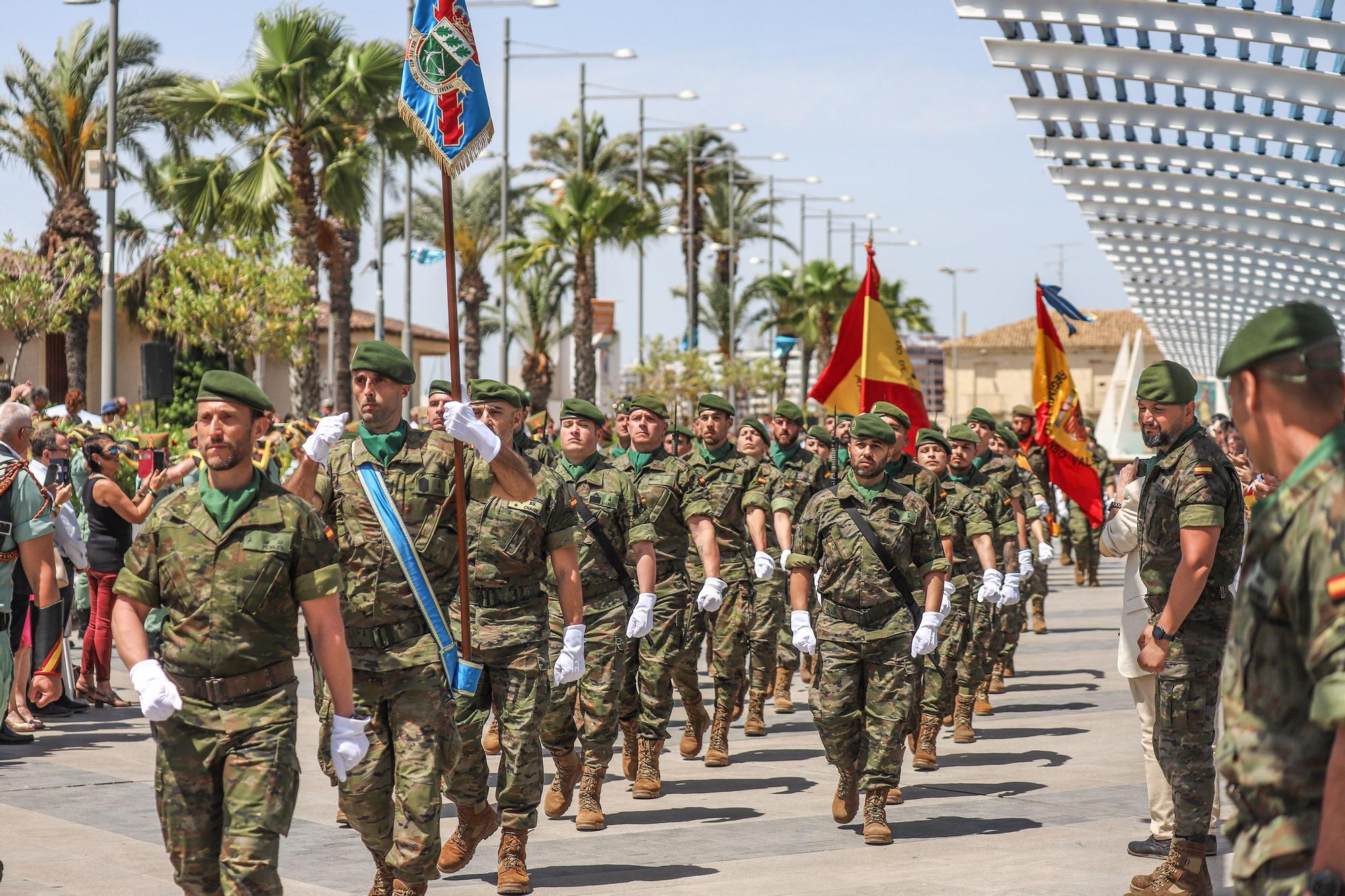 Sol y fidelidad a la bandera en Torrevieja