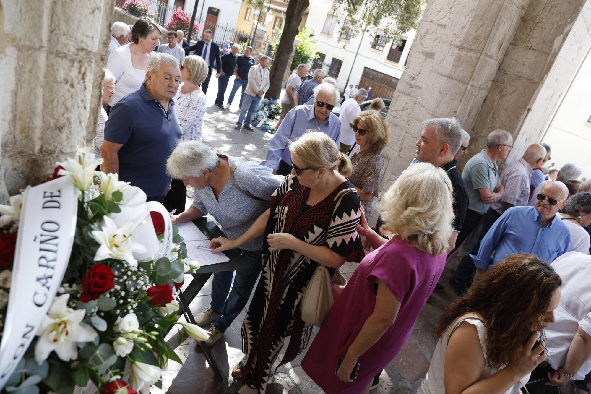 Las imágenes del funeral de Antonio Trevín en la basílica de Llanes.