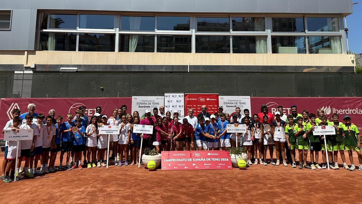 Los equipos participantes posan frente a la fachada del Club de Tenis