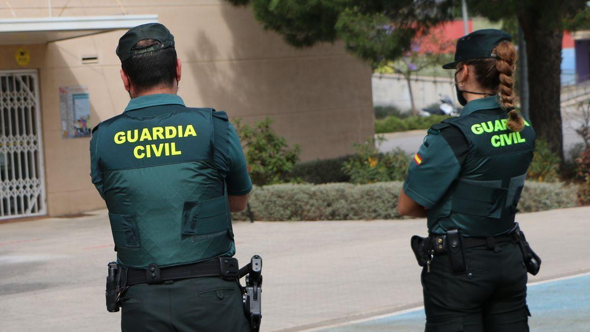 Dos agentes de la Guardia Civil en una imagen de archivo.