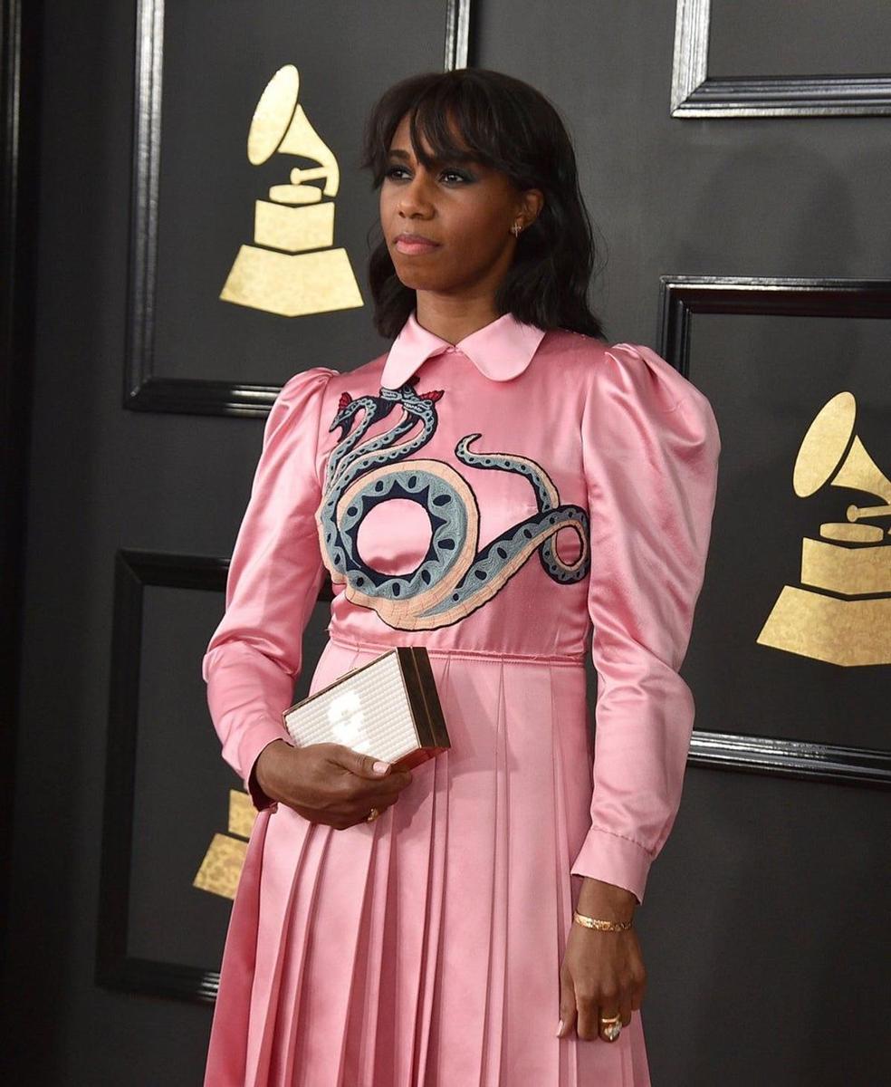 Premios Grammy 2017: Santigold tapadita hasta las cejas