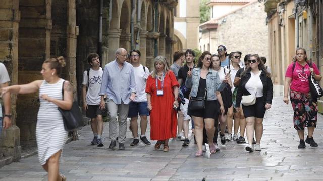 Un grupo de turistas paseando por la calle de La Ferrería. | Ricardo Solís