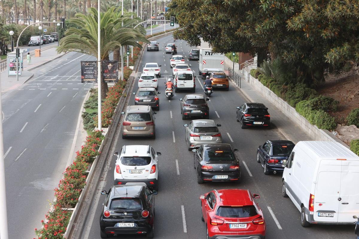 Atascos en el primer día de colegio en Alicante