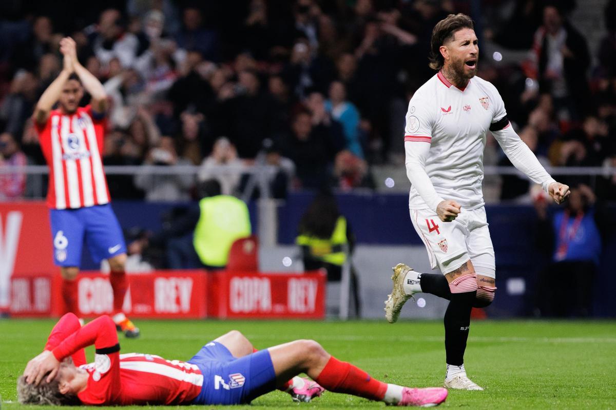 Sergio Ramos celebra el penalti fallado por Griezmann.