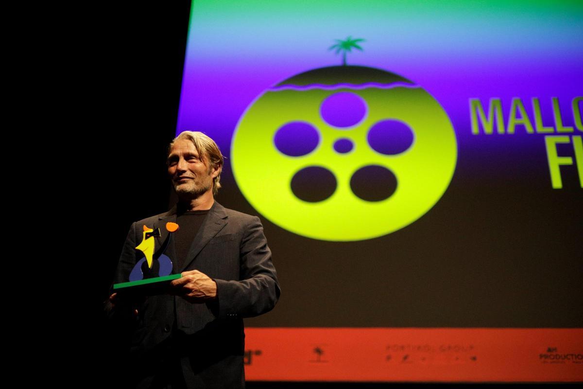 Mads Mikkelsen bei der Entgegennahme seines Preises beim Mallorca International Film Festival.