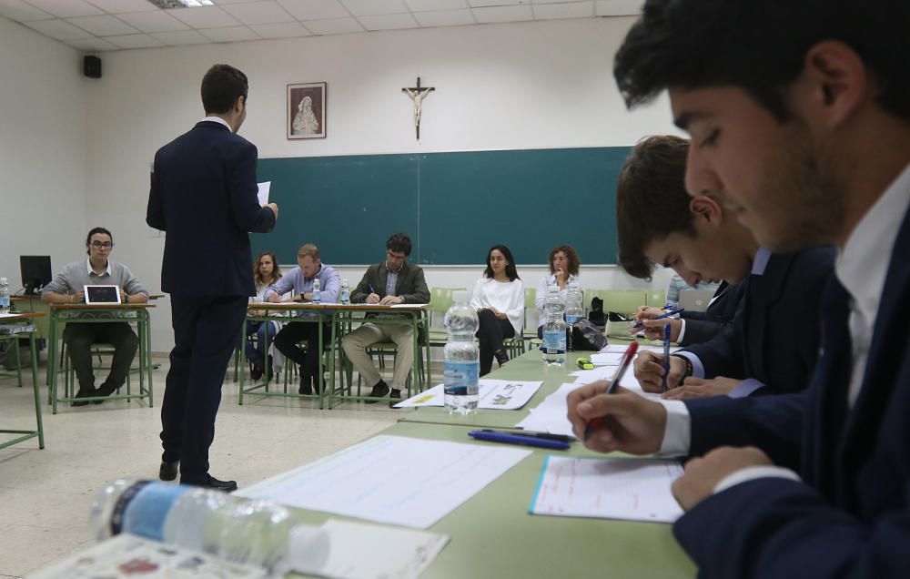 Las imágenes de la primera ronda del Torneo de Debate Escolar de Málaga, que cuenta con el respaldo de La Opinión de Málaga y la colaboración de la Obra Social de La Caixa