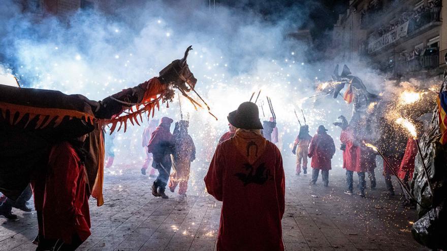 La Mostra del Correfoc, sense música en directe, omple la plaça Major de foc i tradició