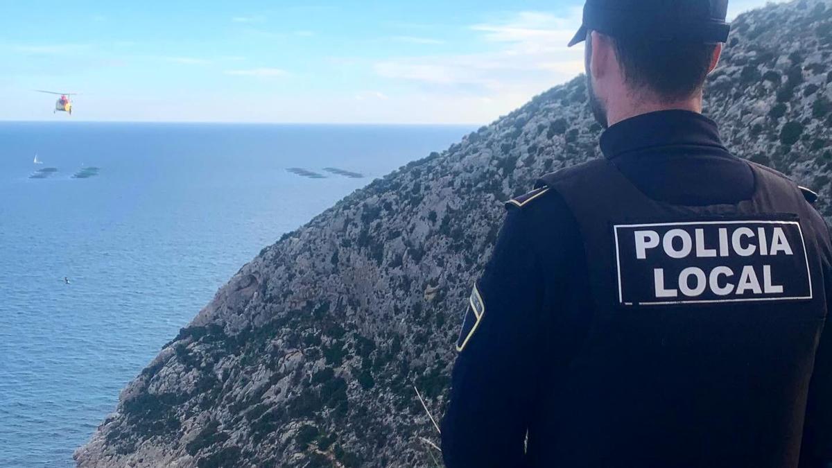 Un policía local de Calp durante un rescate en el Morro de Toix