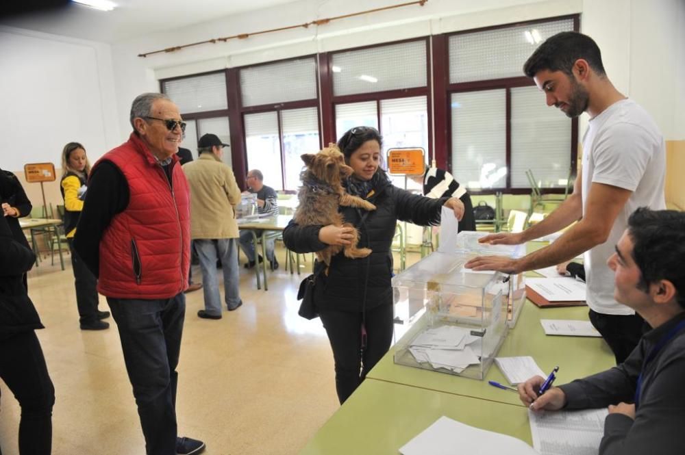 Los ilicitanos acuden a las urnas por el 10N