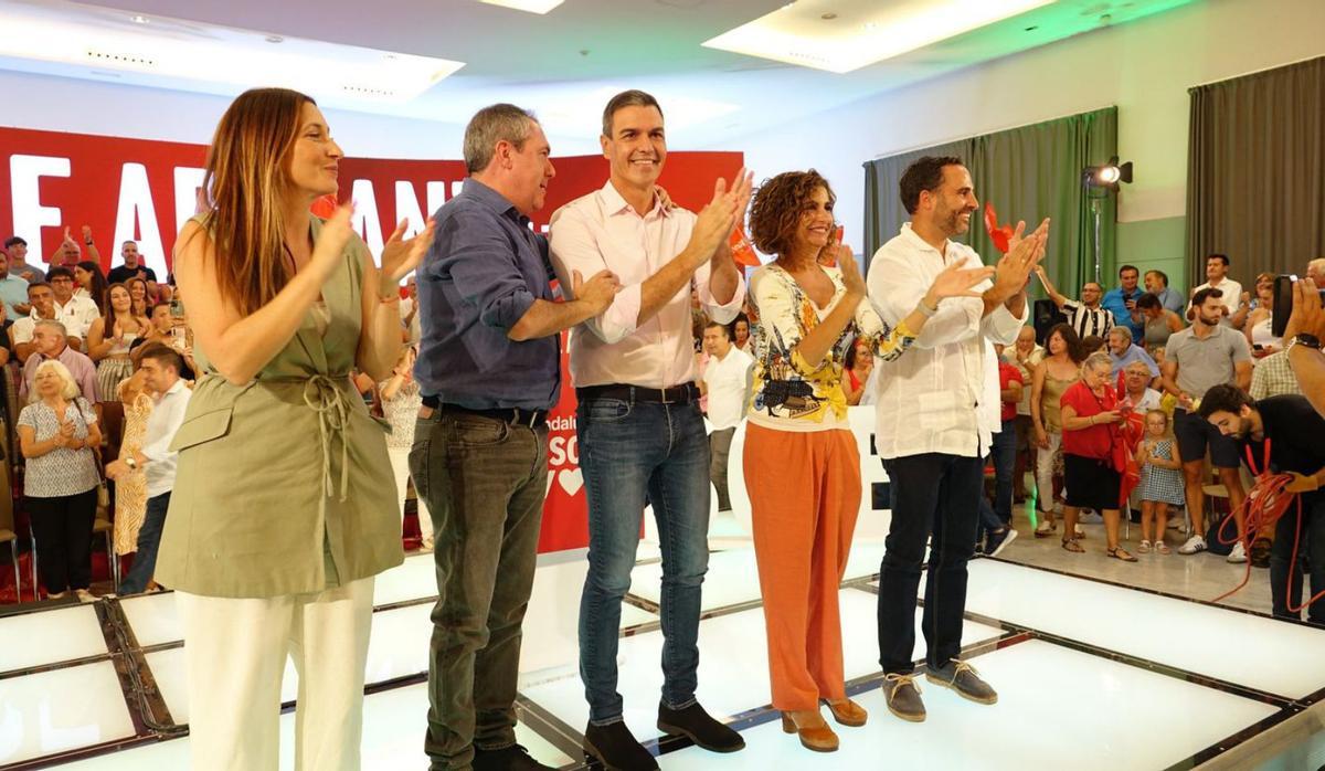 Mari Nieves Ramírez y Dani Pérez acompañan a Espadas, Sánchez y Montero en un mitin. | L. O.