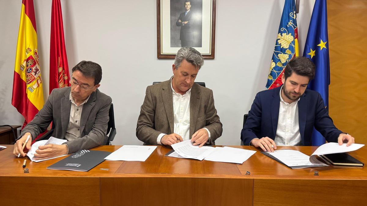 El conseller Martínez Mus y representantes de STN y Statkraft durante la firma del acuerdo.