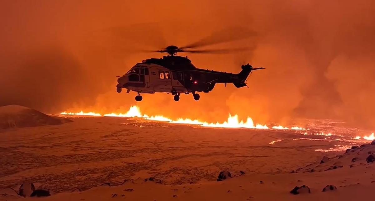 Un helicóptero de los guardacostas islandeses en las cercanías de la erupción del volcán de Grindavík.
