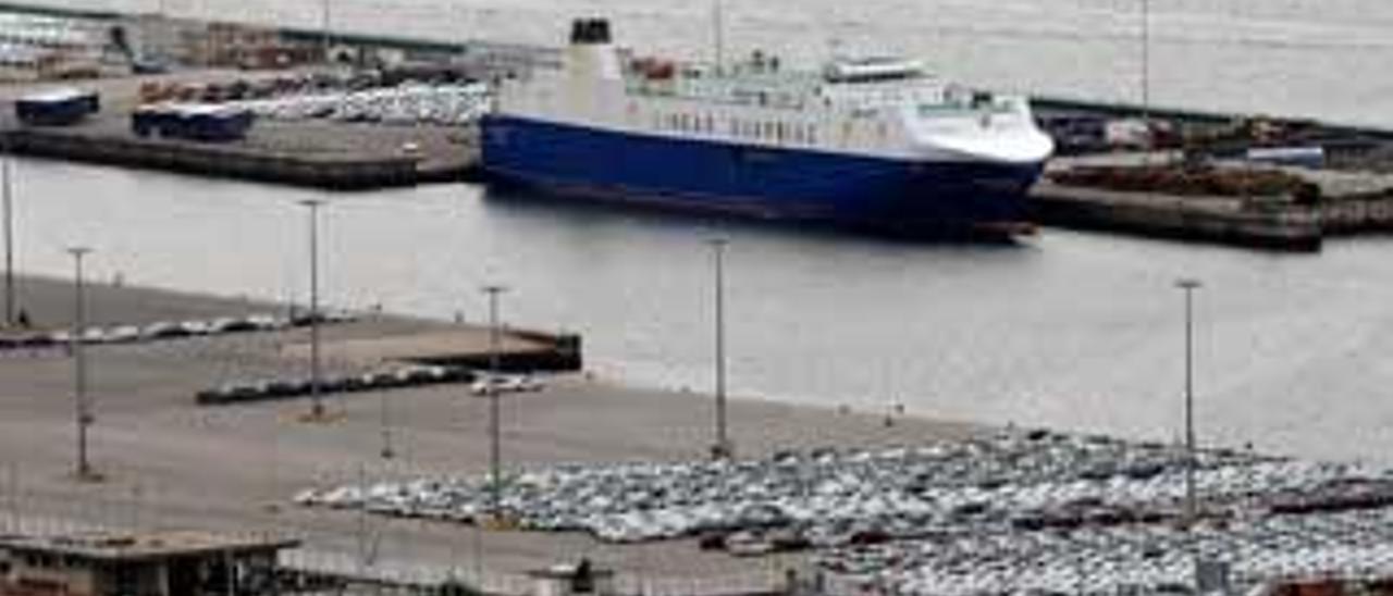 Vista de la terminal de carga de Bouzas. // Marta G. Brea