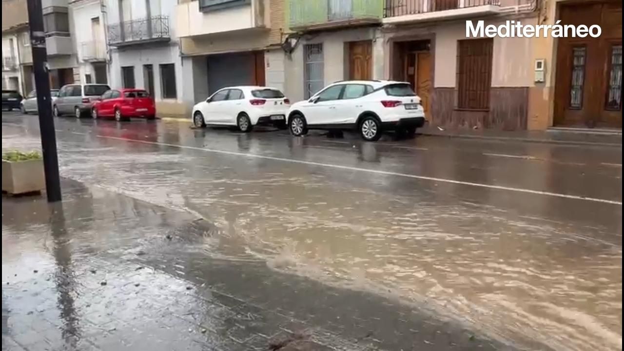 Vídeo: La tormenta deja calles anegadas en Nules