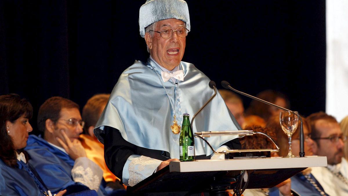 Vargas Llosa, investido honoris causa por la UA