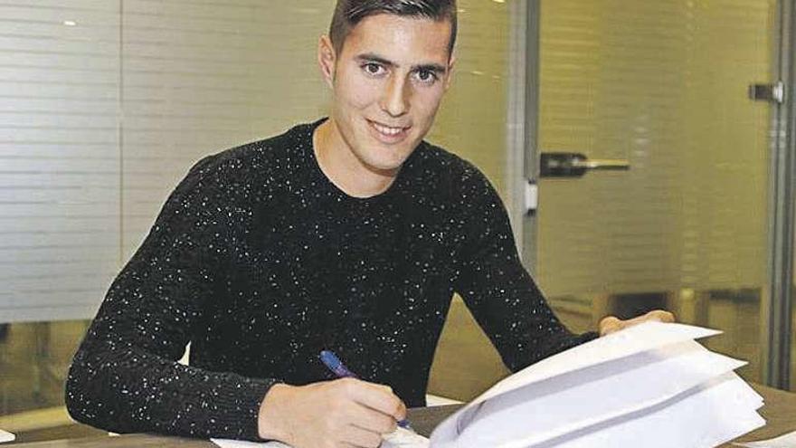 Sergi Guardiola, en la firma de su contrato. // FDV