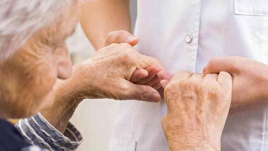 A mesura que la malaltia del Parkinson avança, els pacients tenen més dependència
