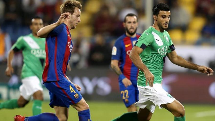 Rakitic condueix la pilota davant la mirada d&#039;un contrincant.