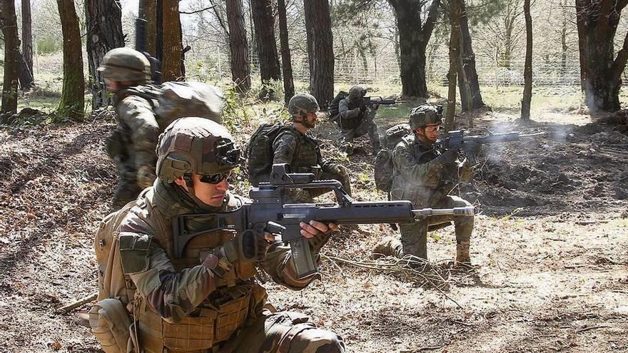 Uno de los ejercicios de combate en bosque desarollados por la Brilat en Parga. // Brilat