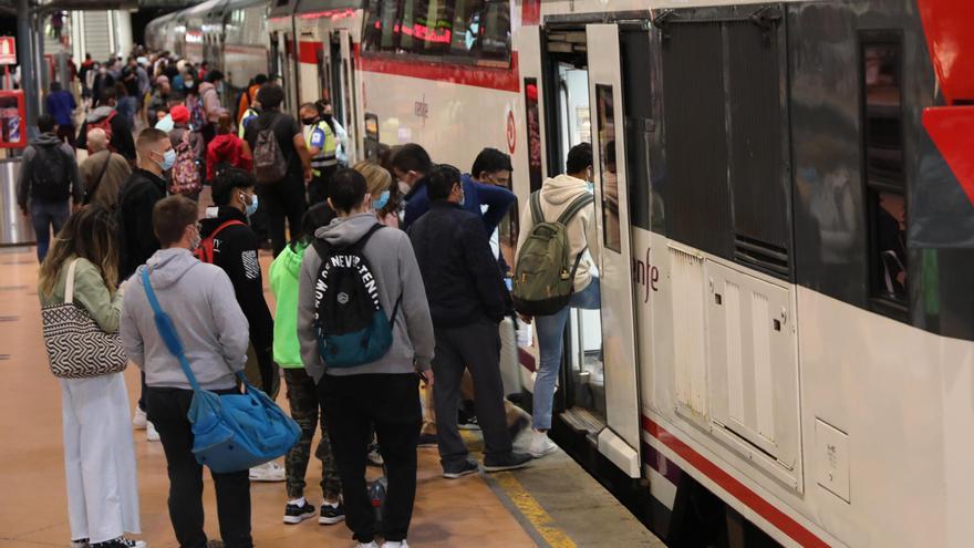 Imagen de archivo de pasajeros entrando a un tren