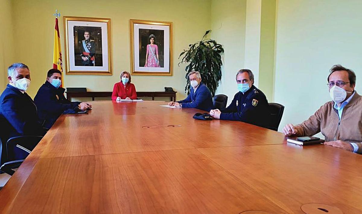 Por la izquierda, Jesús Manuel Álvarez, Pedro Aguado, Delia Losa, Emiliano Sarralde, Luis Claudio Alperi y Carlos Barcia, ayer . | Delegación del Gobierno