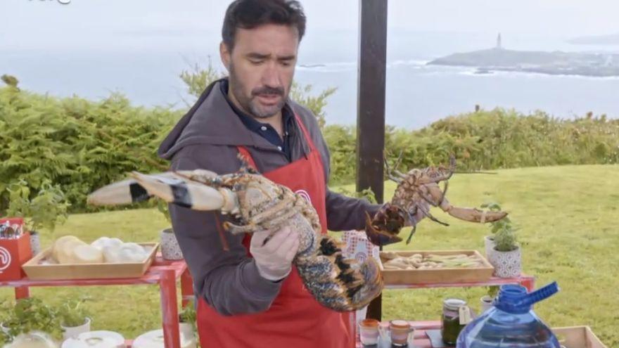 El presentador Juanma Castaño con dos ejemplares de bogavante.