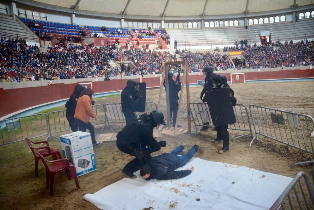 Los niños de Pontevedra descubren cómo es ser un policía nacional