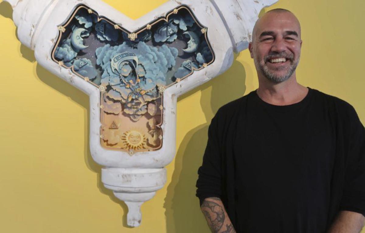 El artista portugués Mário Belém  con su obra.