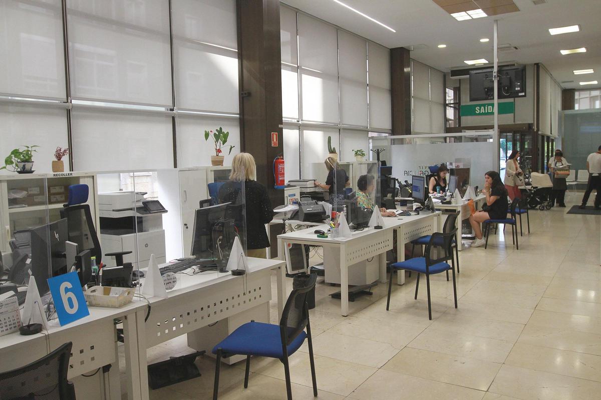 Una delegación de la Xunta, con trabajadores en una oficina administrativa.